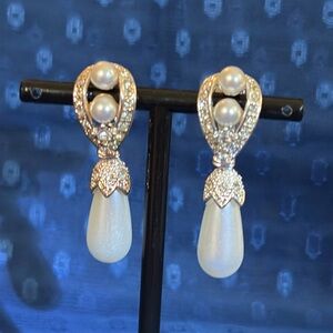Vintage gold rhinestone dangle pearl designer runway clip on earrings
